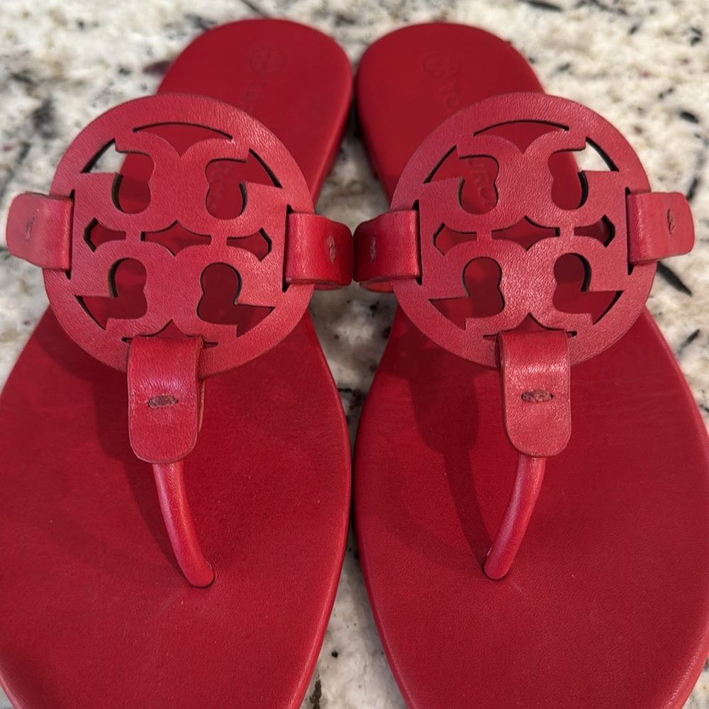 Excellent Condition Tori Burch Miller Patent Sandal in Red. Size 8